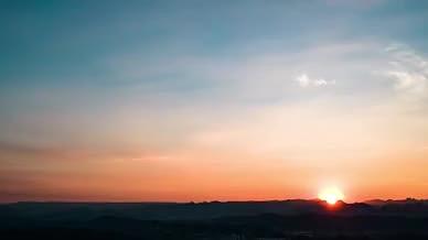 4K山峦山峰落日延时摄影夕阳晚霞视频的预览图